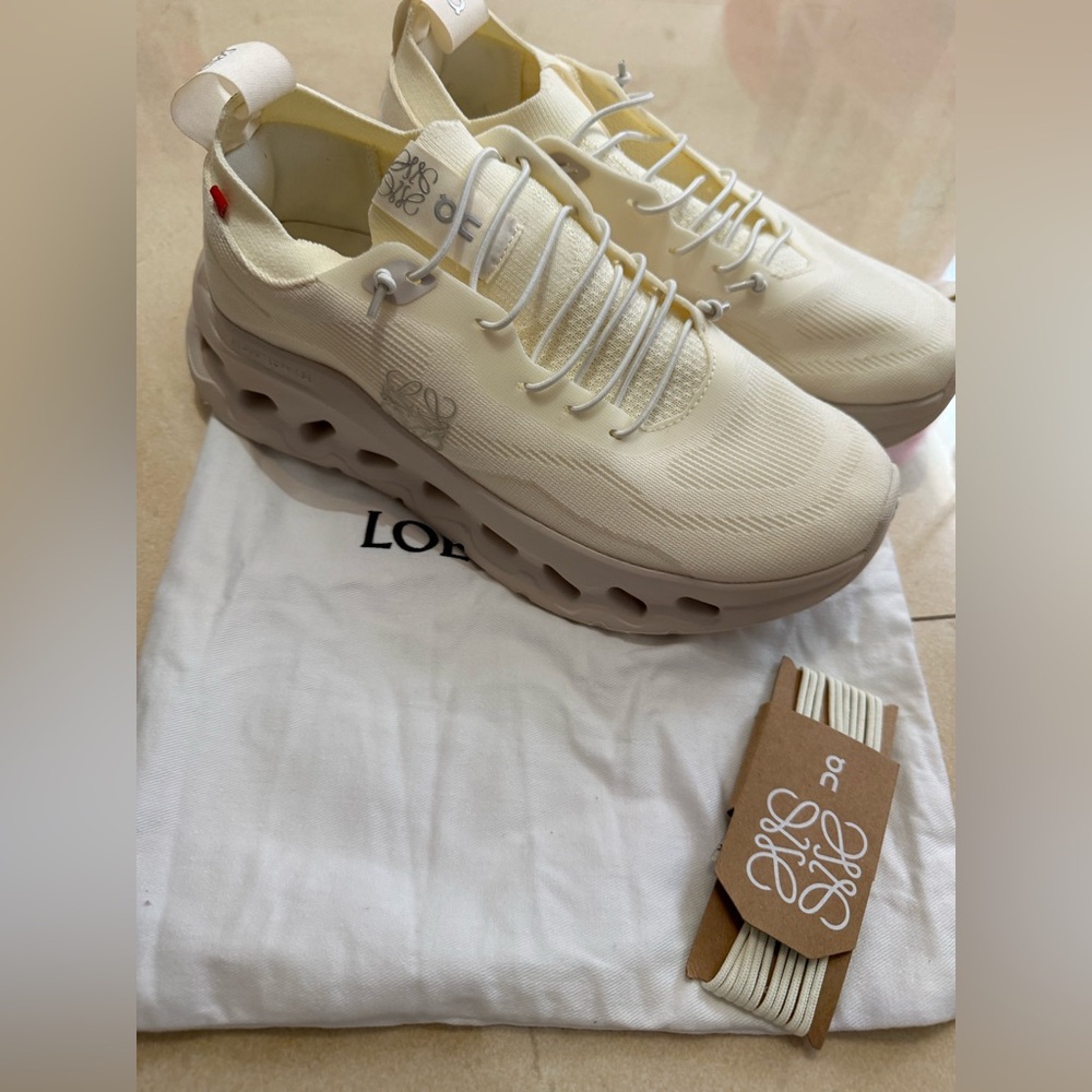 On Running Women’s Sneakers in Cream White